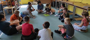 dzieci spisują kontrakt