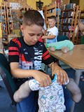 chłopiec wykonuje swoją lalką