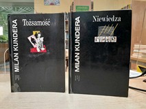 na zdjęciu książki