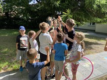 dzieci żegnają naszego gościa