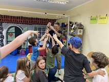 Pani Magda prezentuje rekwizyty teatralne