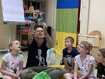 Dzieci oglądają aparat