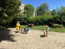 Dzieci bawią się na ogrodzie