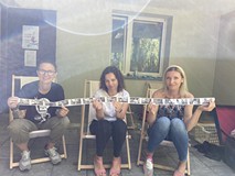 Panie prezentują zdjęcie