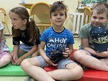 chłopiec ogląda aparat fotograficzny