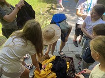 Dzieci w trakcie przebierania