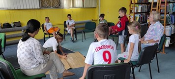 dzieci piszą cechy na kartce