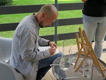 Michał Jan Chmielewski podczas wpisywania dedykacji