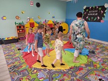 Zabawy z chustą animacyjną w kolory parzą