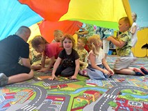 Zabawy z chustą animacyjną w kolory