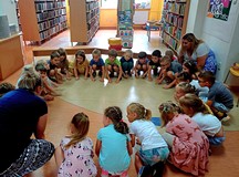 Na zakończenie zajęć Gosia żegna się z PSZCZÓŁKAMI emocjonalną rakietą, czyli wyskokiem w górę z okr