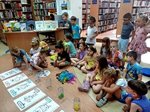 Przedszkolaki porządkują emocje, wkładając kolorowe bibułki do odpowiednio oznaczonych słoików