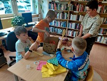 Na zdjęciu uczestnicy warsztatów przygotowują kukiełki, które wykorzystają w teatrzyku.