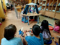 Na zdjęciu uczestnicy warsztatów wystawiają w teatrzyku kukiełkowym krótkie scenki sytuacyjne. Temat