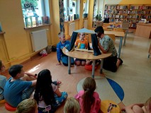 Na zdjęciu uczestnicy warsztatów wystawiają w teatrzyku kukiełkowym krótkie scenki sytuacyjne. Temat