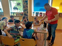 Na zdjęciu pan Tomek prezentuje proces powstawania żarówki