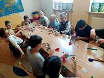 Na zdjęciu uczestnicy warsztatów konstruują łaziki kosmiczne