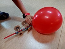 Na zdjęciu - gotowy łazik kosmiczny z napędem balonowym