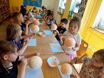 Na zdjęciu uczestnicy warsztatów wykonują kukiełki według własnego projektu