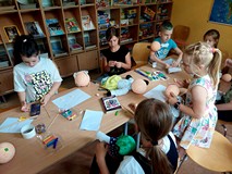Na zdjęciu uczestnicy warsztatów wykonują kukiełki według własnego projektu