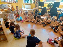 Na zdjęciu - pani Ewa rozpoczyna warsztaty lalkarskie, prezentując wykonaną przez siebie kukiełkę