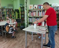 Prowadzący warsztaty opowiada o podstawowych zasadach budowy mostów
