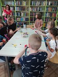 Uczestnicy podczas budowania pojazdów kosmicznych
