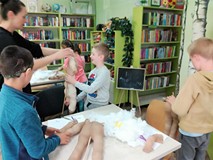 Dzieci pracują nad wykonaniem korpusów przyszłych lalek