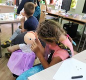 Dziewczynka podczas pracy nad lalką