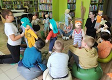 Uczestnicy warsztatów wraz z prowadzącą podczas rozmowy na zakończenie zajęć