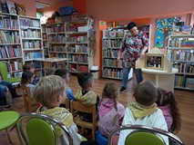 Bibliotekarka pokazuje teatrzyk Kamishibai
