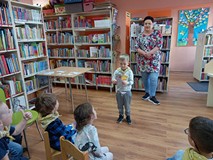 Przedszkolaki rozpoznają zwierzęta występujące w opowiadaniu i w kolejności przyklejają na naszą tab