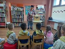 Bibliotekarka pokazuje teatrzyk Kamishibai