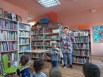 Przedszkolaki rozpoznają zwierzęta występujące w opowiadaniu i w kolejności przyklejają na naszą tab