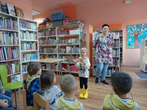 Przedszkolaki rozpoznają zwierzęta występujące w opowiadaniu i w kolejności przyklejają na naszą tab