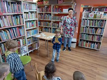 Przedszkolaki rozpoznają zwierzęta występujące w opowiadaniu i w kolejności przyklejają na naszą tab