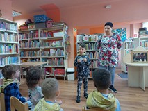 Przedszkolaki rozpoznają zwierzęta występujące w opowiadaniu i w kolejności przyklejają na naszą tab