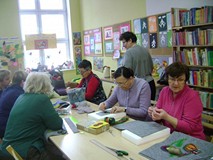 PORANEK Z KSIĄŻKĄ I ROBÓTKĄ