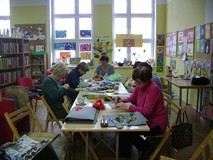 PORANEK Z KSIĄŻKĄ I ROBÓTKĄ