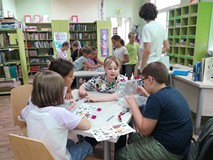 Dzieci rozpoczynają budowę konstrukcji z klocków Lego