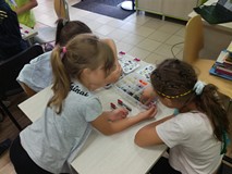 Budowa wyrzutni z klocków Lego trwa