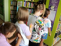 Zabawa w głuchy telefon w wersji rysowanej