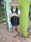 Dziewczynka w przebraniu kowbojki