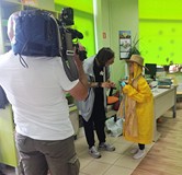 Prowadząca i uczestniczka zajęć rozmawiają przed kamerą TV MAX