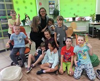 Uczestnicy warsztatów fotograficznych wraz z Prowadzącą zajęcia
