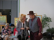 Krystyna Pilecka i Władysław Pitak podczas recytacji wiersza.