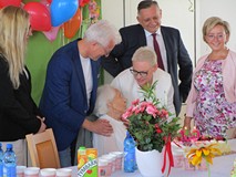 Najbliżsi składają życzenia Mariannie Krochmal.