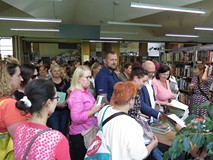 Czytelnicy w kolejce po autografy.