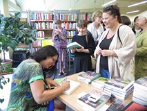Autorka podczas składania autografów.