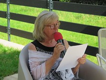 Mieszkanka Koszalina podczas czytania fragmentów 
